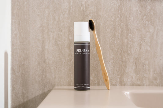 Tandpasta dispenser met bamboe tandenborstel