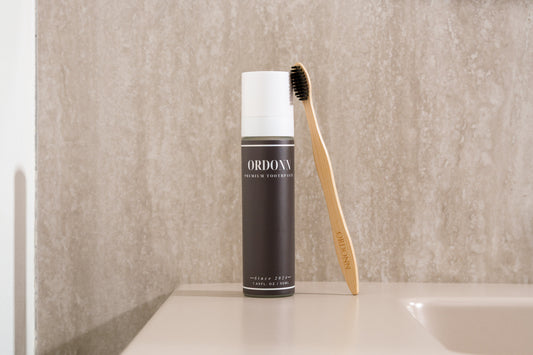 Tandpasta dispenser met bamboe tandenborstel