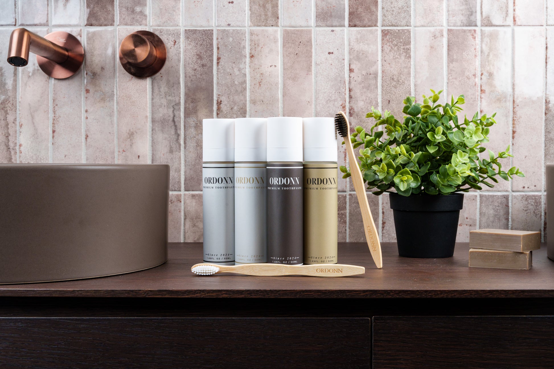 Tandpasta dispensers en bamboe tandenborstels